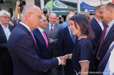 Marszałek Województwa Lubuskiego Marcin Jabłoński wita minister spraw zagranicznych Niemiec Annalenę Baerbock