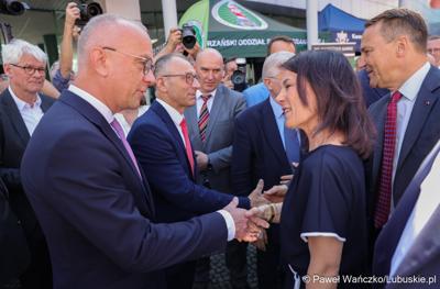 Uczestnicy obchodów 20. rocznicy wstąpienia Polski do Unii Europejskiej w Słubicach