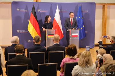 Ministrowie spraw zagranicznych Polski i Niemiec: Radosław Sikorski oraz Annalena Baerbock podczas konferencji prasowej 