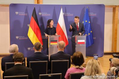 Ministrowie spraw zagranicznych Polski i Niemiec: Radosław Sikorski oraz Annalena Baerbock podczas konferencji prasowej 