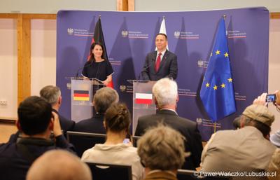 Ministrowie spraw zagranicznych Polski i Niemiec: Radosław Sikorski oraz Annalena Baerbock podczas konferencji prasowej 