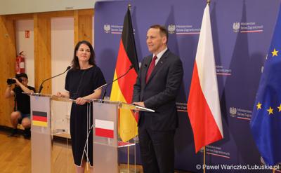 Ministrowie spraw zagranicznych Polski i Niemiec: Radosław Sikorski oraz Annalena Baerbock podczas konferencji prasowej 