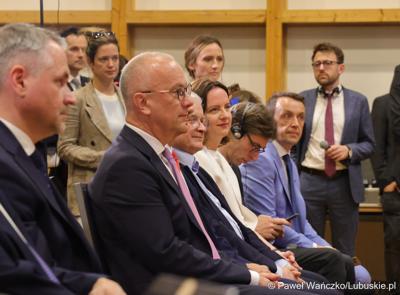 Uczestnicy obchodów 20. rocznicy wstąpienia Polski do Unii Europejskiej w Słubicach