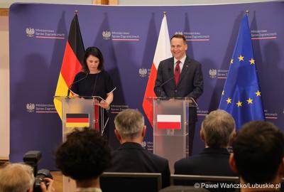 Ministrowie spraw zagranicznych Polski i Niemiec: Radosław Sikorski oraz Annalena Baerbock podczas konferencji prasowej 