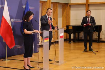 Ministrowie spraw zagranicznych Polski i Niemiec: Radosław Sikorski oraz Annalena Baerbock podczas konferencji prasowej 