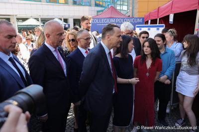 Uczestnicy obchodów 20. rocznicy wstąpienia Polski do Unii Europejskiej w Słubicach