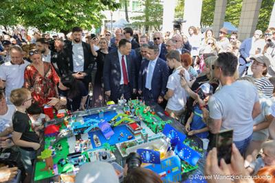Uczestnicy obchodów 20. rocznicy wstąpienia Polski do Unii Europejskiej w Słubicach