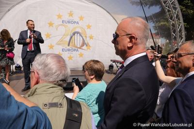 Uczestnicy obchodów 20. rocznicy wstąpienia Polski do Unii Europejskiej w Słubicach