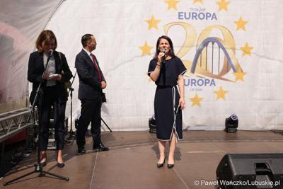 Uczestnicy obchodów 20. rocznicy wstąpienia Polski do Unii Europejskiej w Słubicach