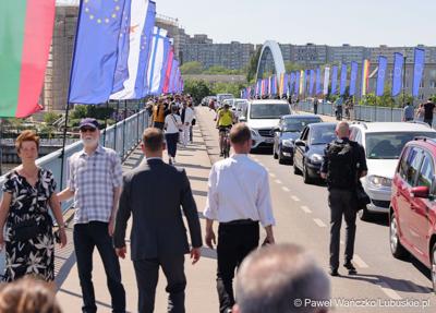Uczestnicy obchodów 20. rocznicy wstąpienia Polski do Unii Europejskiej w Słubicach