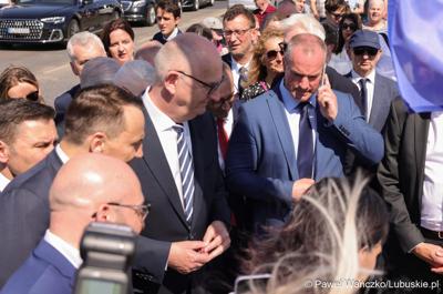 Uczestnicy obchodów 20. rocznicy wstąpienia Polski do Unii Europejskiej w Słubicach