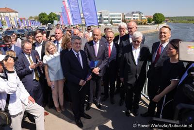 Uczestnicy obchodów 20. rocznicy wstąpienia Polski do Unii Europejskiej w Słubicach