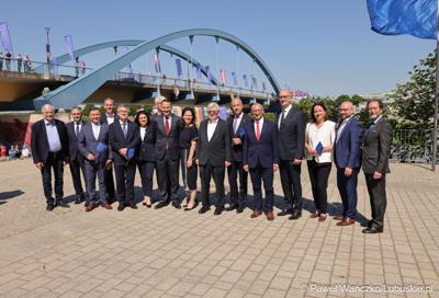 Uczestnicy obchodów 20. rocznicy wstąpienia Polski do Unii Europejskiej w Słubicach