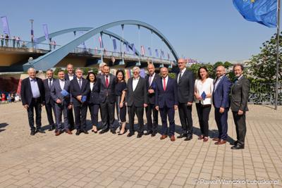 Uczestnicy obchodów 20. rocznicy wstąpienia Polski do Unii Europejskiej w Słubicach