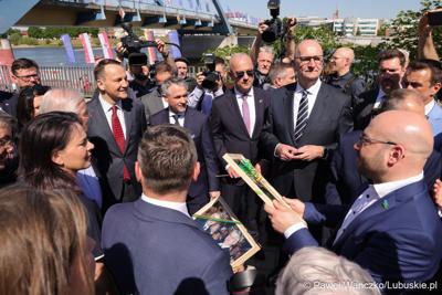 Uczestnicy obchodów 20. rocznicy wstąpienia Polski do Unii Europejskiej w Słubicach