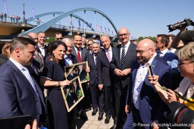 Uczestnicy obchodów 20. rocznicy wstąpienia Polski do Unii Europejskiej w Słubicach