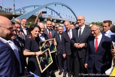 Uczestnicy obchodów 20. rocznicy wstąpienia Polski do Unii Europejskiej w Słubicach