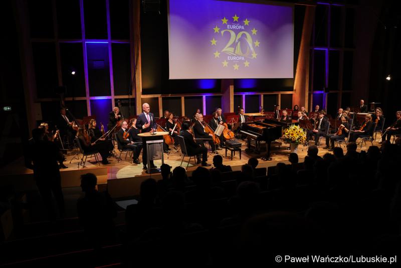 Marszałek województwa lubuskiego Marcin Jabłoński przemawia podczas koncertu z okazji obchodów 20. rocznicy wstąpienia Polski do Unii Europejskiej w Collegium Polonicum w Słubicach