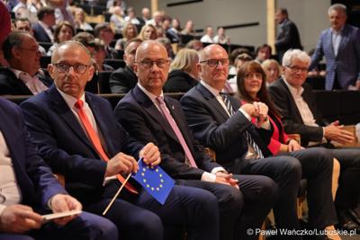 Uczestnicy koncertu z okazji obchodów 20. rocznicy wstąpienia Polski do Unii Europejskiej w Collegium Polonicum w Słubicach