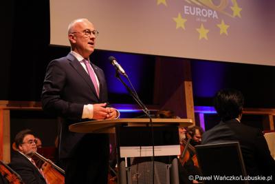 Marszałek województwa lubuskiego Marcin Jabłoński przemawia podczas koncertu z okazji obchodów 20. rocznicy wstąpienia Polski do Unii Europejskiej w Collegium Polonicum w Słubicach