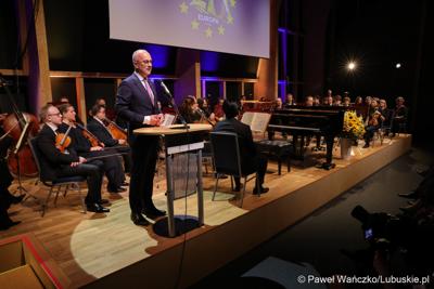 Marszałek województwa lubuskiego Marcin Jabłoński przemawia podczas koncertu z okazji obchodów 20. rocznicy wstąpienia Polski do Unii Europejskiej w Collegium Polonicum w Słubicach