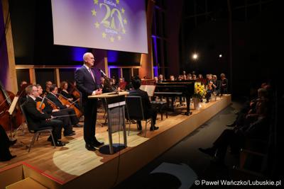 Marszałek województwa lubuskiego Marcin Jabłoński przemawia podczas koncertu z okazji obchodów 20. rocznicy wstąpienia Polski do Unii Europejskiej w Collegium Polonicum w Słubicach