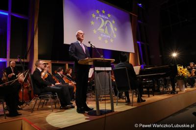 Marszałek województwa lubuskiego Marcin Jabłoński przemawia podczas koncertu z okazji obchodów 20. rocznicy wstąpienia Polski do Unii Europejskiej w Collegium Polonicum w Słubicach