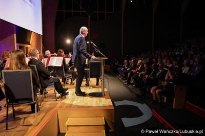 Premier Brandenburgii Dietmar Woidke przemawia podczas koncertu z okazji obchodów 20. rocznicy wstąpienia Polski do Unii Europejskiej w Collegium Polonicum w Słubicach