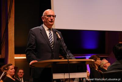 Premier Brandenburgii Dietmar Woidke przemawia podczas koncertu z okazji obchodów 20. rocznicy wstąpienia Polski do Unii Europejskiej w Collegium Polonicum w Słubicach