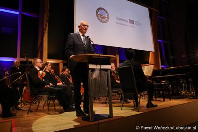 Premier Brandenburgii Dietmar Woidke przemawia podczas koncertu z okazji obchodów 20. rocznicy wstąpienia Polski do Unii Europejskiej w Collegium Polonicum w Słubicach