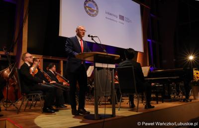 Wojewoda lubuski Marek Cebula przemawia podczas koncertu z okazji obchodów 20. rocznicy wstąpienia Polski do Unii Europejskiej w Collegium Polonicum w Słubicach