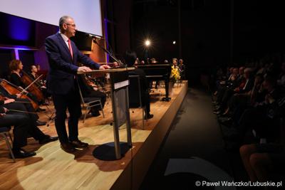 Wojewoda lubuski Marek Cebula przemawia podczas koncertu z okazji obchodów 20. rocznicy wstąpienia Polski do Unii Europejskiej w Collegium Polonicum w Słubicach