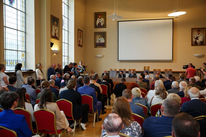 Uroczysta Sesja Rady Miasta w Rektoracie Uniwersytetu Zielonogórskiego, podczas której zaprzysiężony został prezydent Zielonej Góry Marcin Pabierowski.