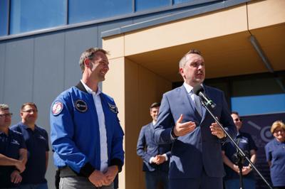 Wizyta polskiego kosmonauty, Sławosza Uznańskiego, w Parku Technologii Kosmicznych, konferencja prasowa z prezydentem Zielonej Góry, Marcinem Pabierowskim