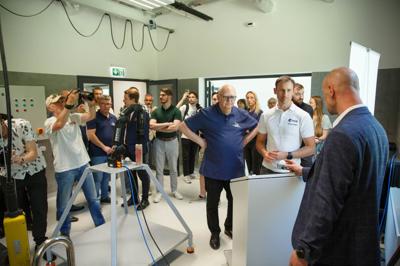 Prezentacja technologii i laboratoriów w Parku Technologii Kosmicznej podczas wizyty Sławosza Uznańskiego