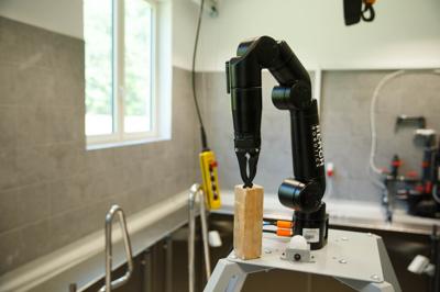 Prezentacja technologii i laboratoriów w Parku Technologii Kosmicznej podczas wizyty Sławosza Uznańskiego