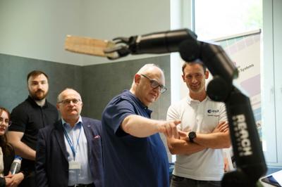Prezentacja technologii i laboratoriów w Parku Technologii Kosmicznej podczas wizyty Sławosza Uznańskiego
