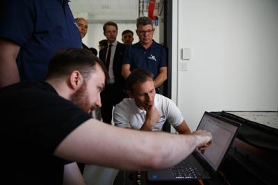 Prezentacja technologii i laboratoriów w Parku Technologii Kosmicznej podczas wizyty Sławosza Uznańskiego