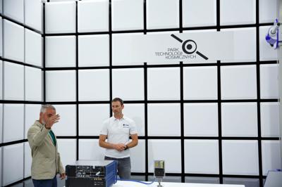 Prezentacja technologii i laboratoriów w Parku Technologii Kosmicznej podczas wizyty Sławosza Uznańskiego