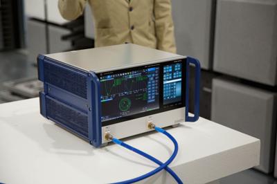 Prezentacja technologii i laboratoriów w Parku Technologii Kosmicznej podczas wizyty Sławosza Uznańskiego