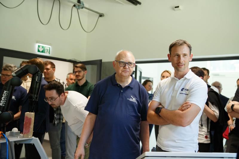 Prezentacja technologii i laboratoriów w Parku Technologii Kosmicznej podczas wizyty Sławosza Uznańskiego