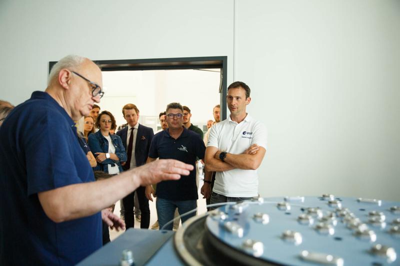 Prezentacja technologii i laboratoriów w Parku Technologii Kosmicznej podczas wizyty Sławosza Uznańskiego