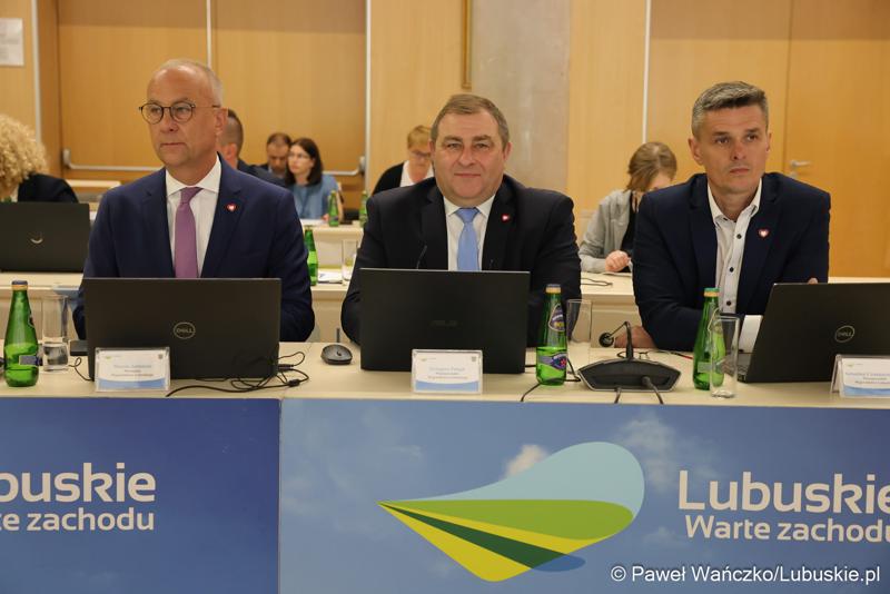 Od lewej: Marszałek Województwa Lubuskiego Marcin Jabłoński oraz wicemarszałkowie Grzegorz Potęga i Sebastian Ciemnoczołowski