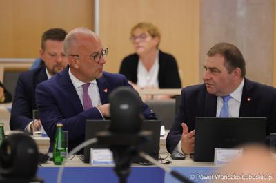 Od lewej: Marszałek Województwa Lubuskiego Marcin Jabłoński oraz wicemarszałek Grzegorz Potęga 