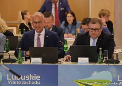 Od lewej: Marszałek Województwa Lubuskiego Marcin Jabłoński oraz wicemarszałek Grzegorz Potęga 