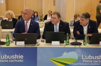 Od lewej: Marszałek Województwa Lubuskiego Marcin Jabłoński oraz wicemarszałkowie Grzegorz Potęga i Sebastian Ciemnoczołowski
