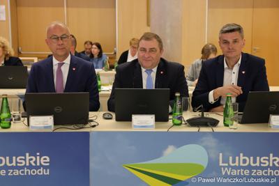 Od lewej: Marszałek Województwa Lubuskiego Marcin Jabłoński oraz wicemarszałkowie Grzegorz Potęga i Sebastian Ciemnoczołowski