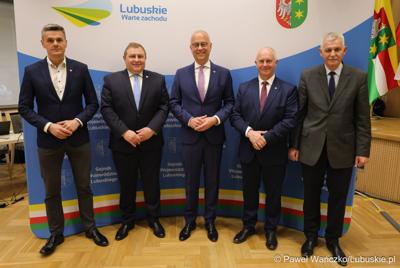 Nowy Zarząd Województwa Lubuskiego. Od lewej: wicemarszałkowie Sebastian Ciemnoczołowski i Grzegorz Potęga, Marszałek Województwa Lubuskiego Marcin Jabłoński oraz  członkowie zarządu  Zbigniew Kołodziej i Jacek Urbański