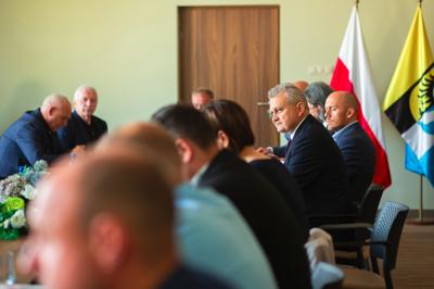 Sesja Rady Powiatu Nowosolskiego, gratulacje od Wicemarszałka Grzegorza Potęgi