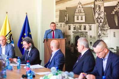Sesja Rady Powiatu Nowosolskiego, gratulacje od Wicemarszałka Grzegorza Potęgi